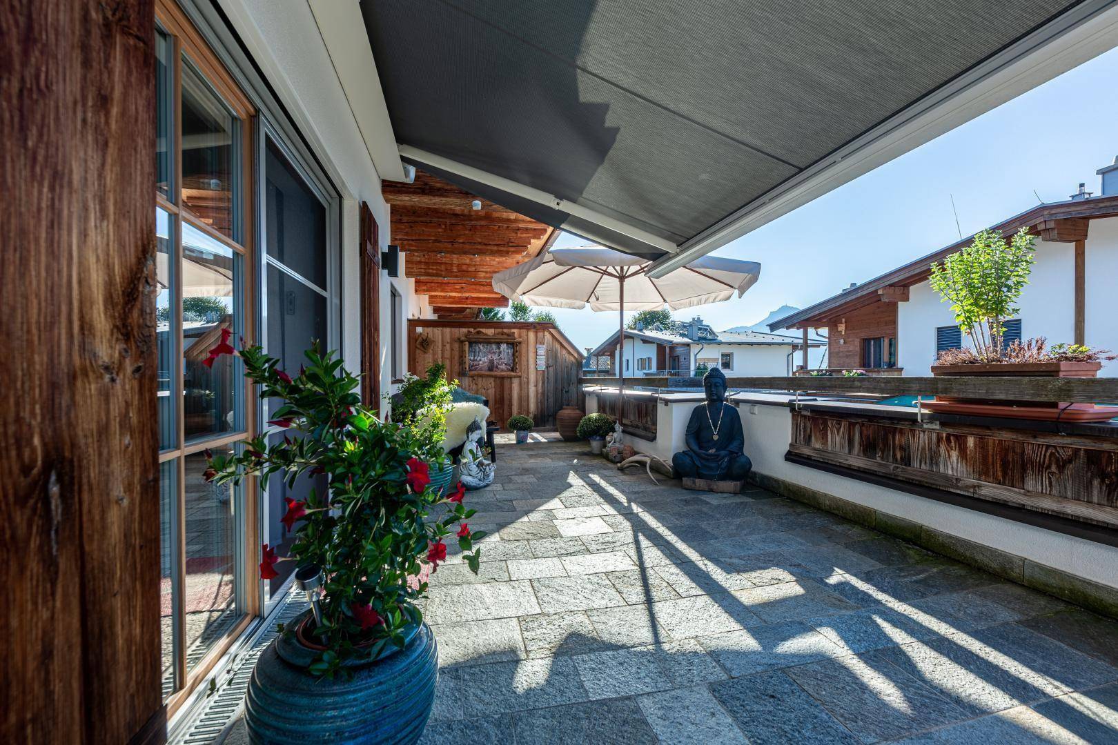 Südterrasse mit 48 m²