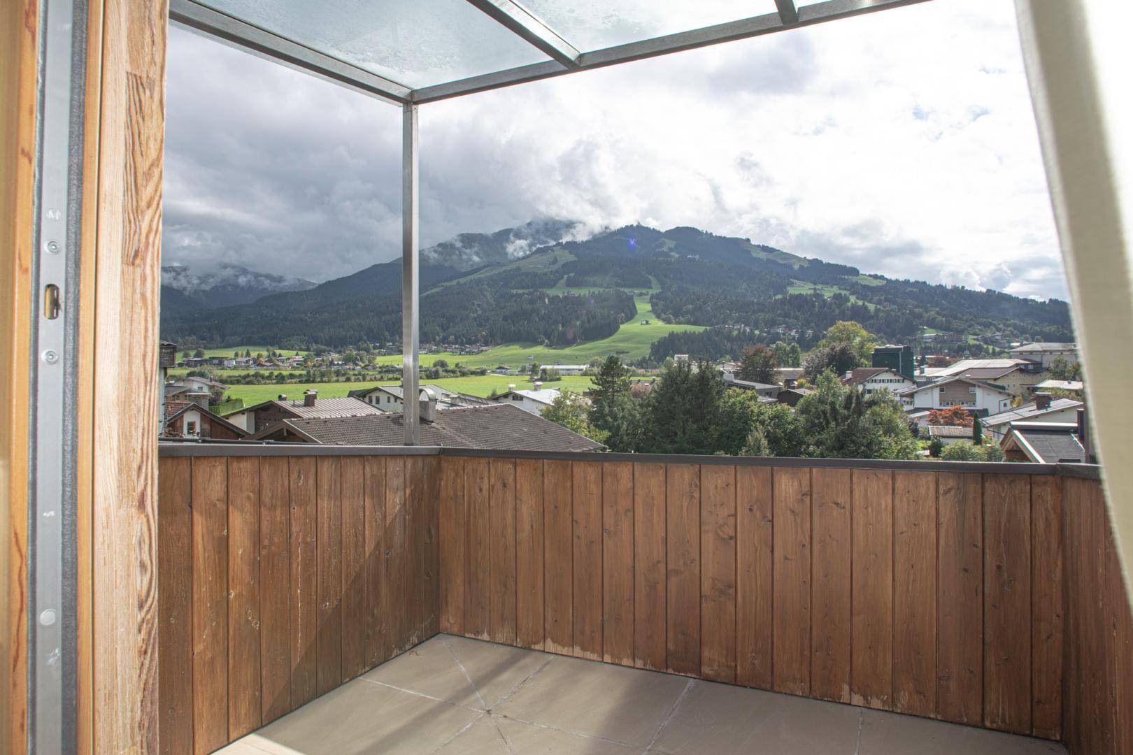 Dachterrasse mit Blick auf St. Johann in Tirol