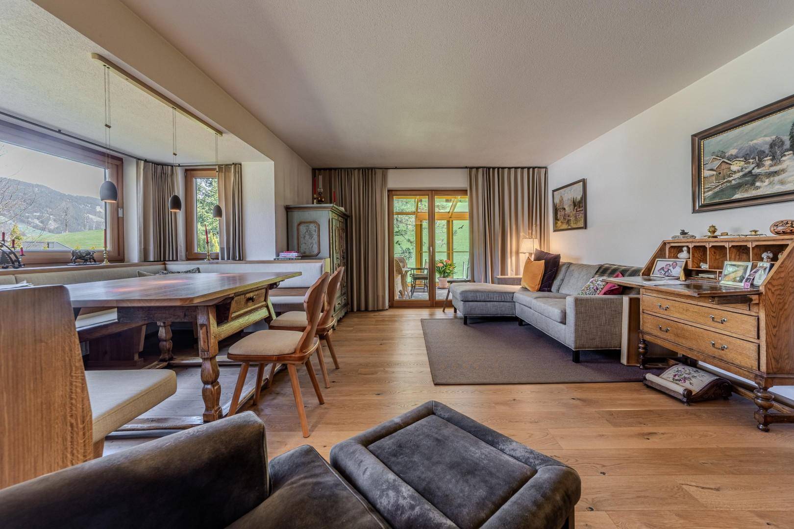 Wohnzimmer mit Erker und Wintergarten