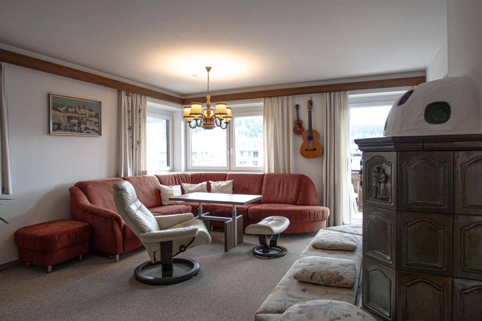 Wohnzimmer mit Kachelofen