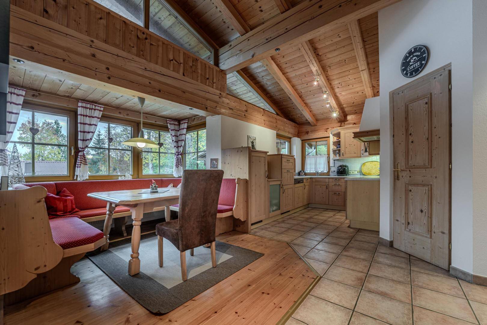 Küche mit Essecke und Speis