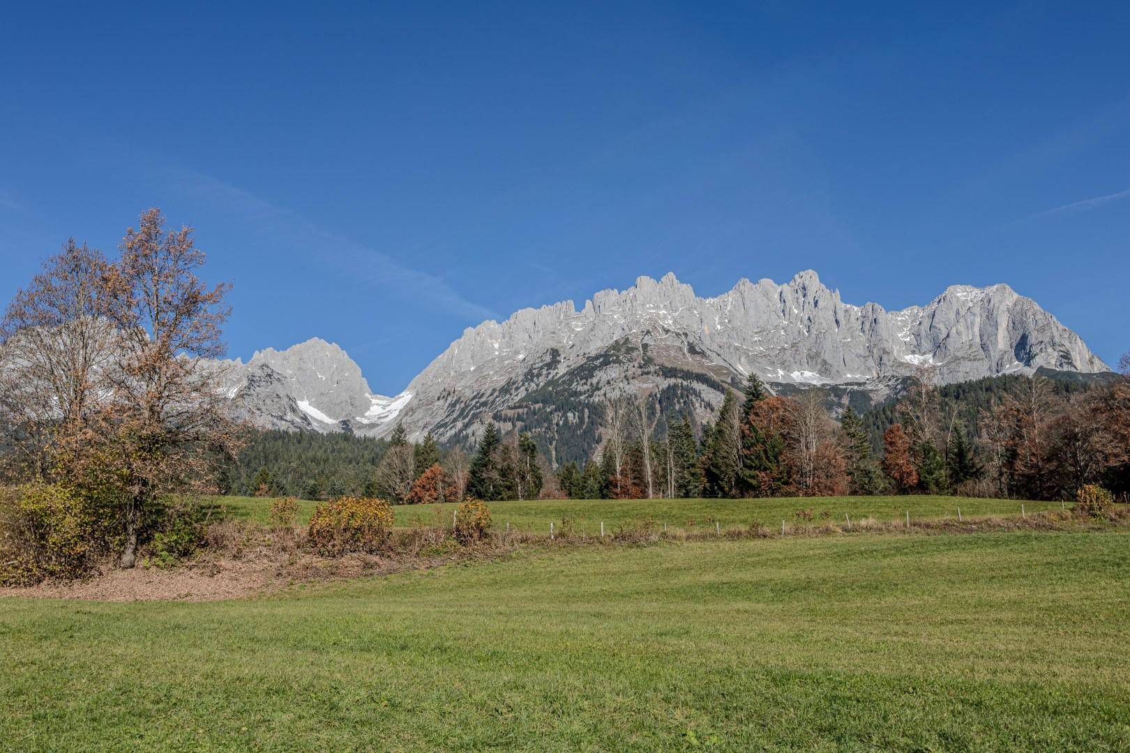 Weitläufige grüne Wiesen mit majestätischem Blick auf die umliegende Bergkette.