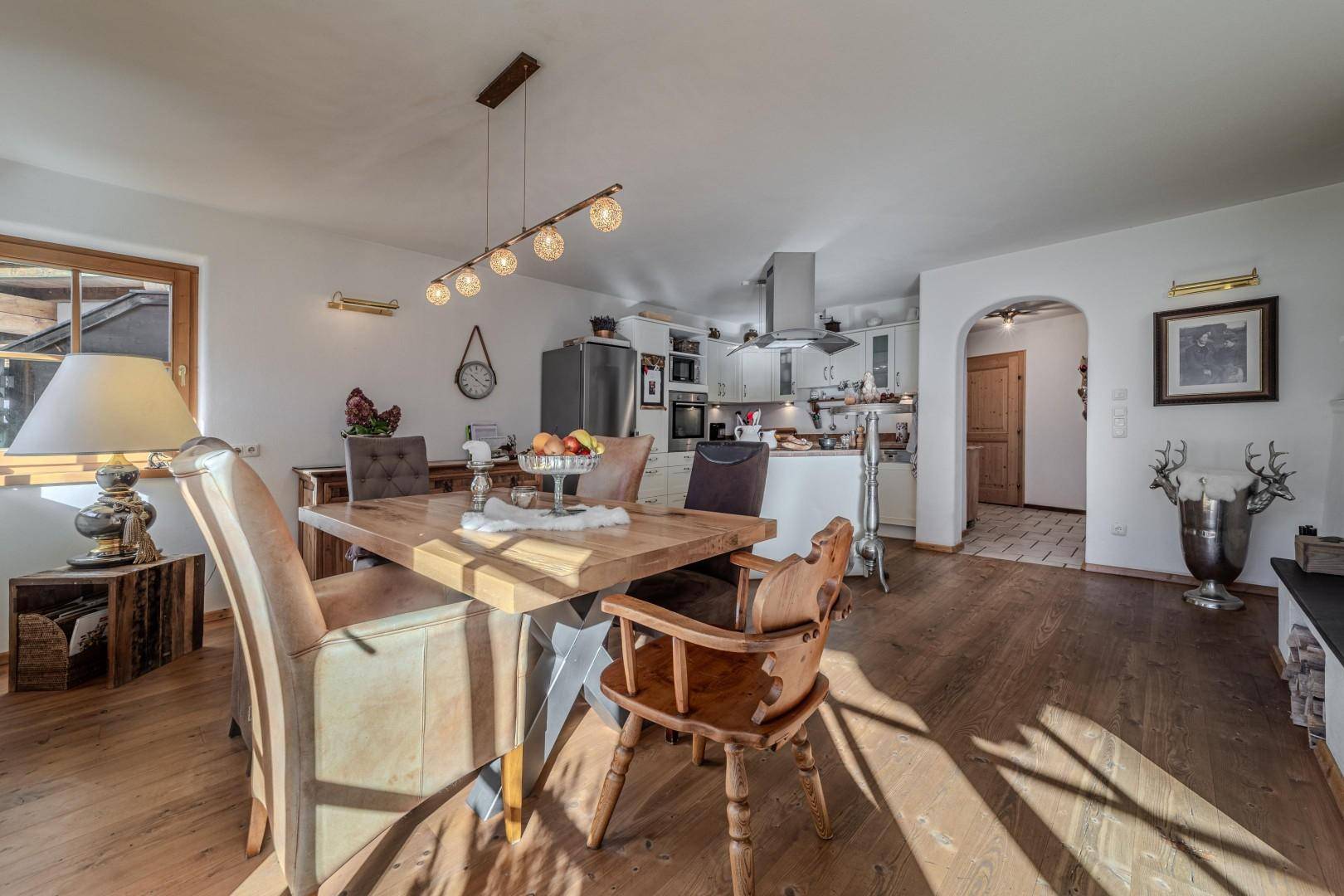 Geräumiger Essbereich mit Holztisch und traditionellen Stühlen, verbunden mit der Küche.