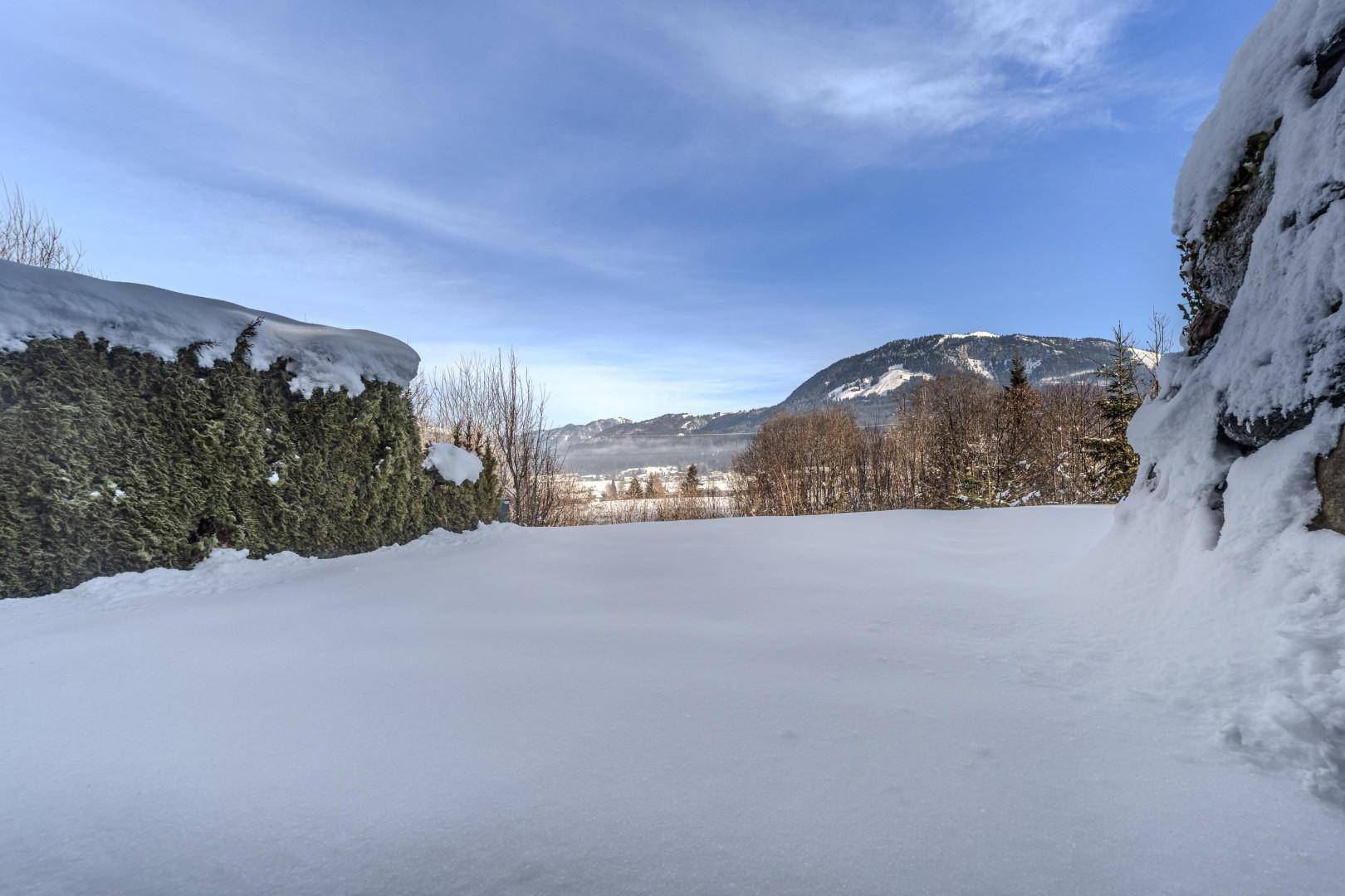 Weitläufiger Blick auf die verschneite Berglandschaft und das Tal von der Unterkunft aus.