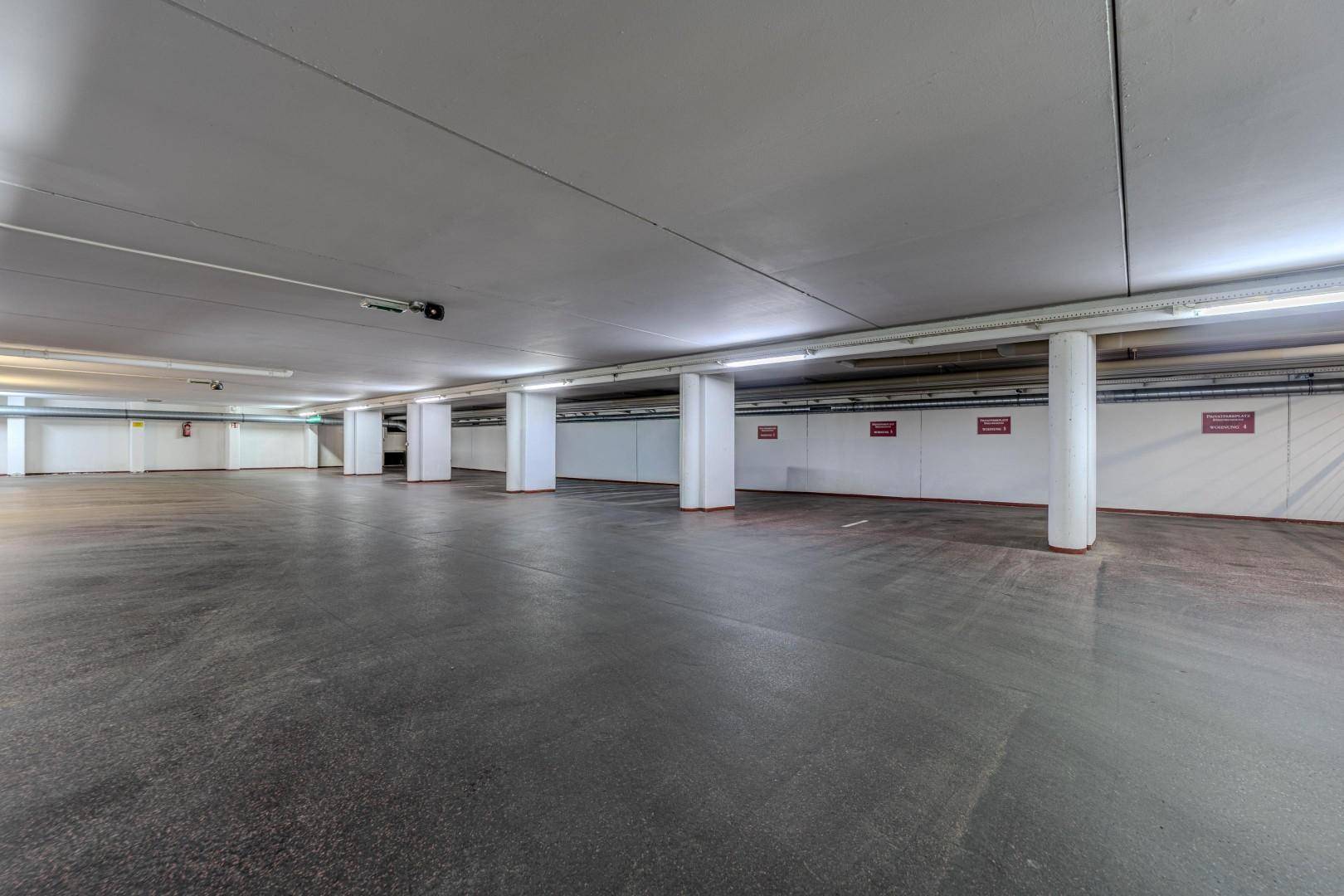 Geräumige Tiefgarage mit vielen Stellplätzen und guter Beleuchtung.