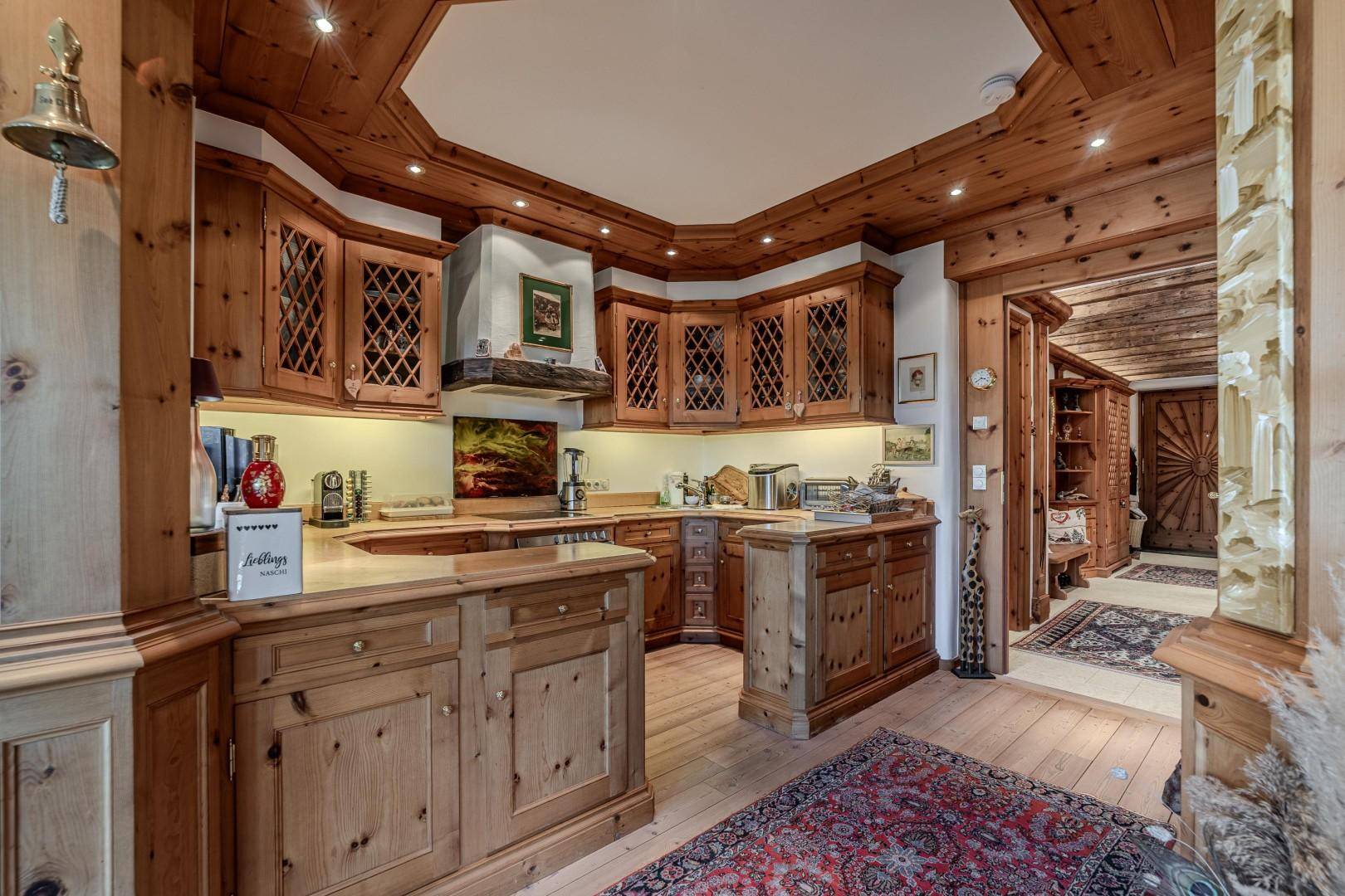 Traditionelle Holzküche mit Einbauschränken, Holzböden und viel Stauraum im Landhausstil.