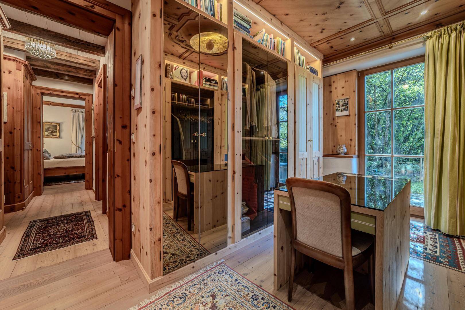 Heller Flur mit Holzböden und Zugang zu einem begehbaren Kleiderschrank und einem Schlafzimmer.