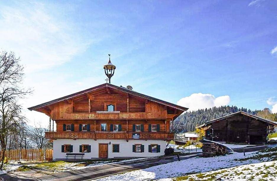 Charmantes Holzhaus im Alpenstil mit traditioneller Architektur und Bergblick.
