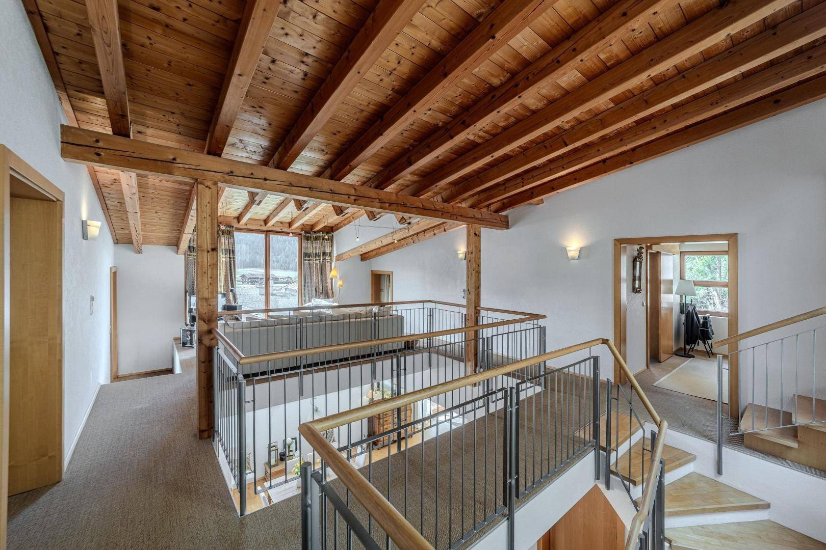 Offener Flur im Obergeschoss mit Holzdecke, Galerie und Treppenaufgang.