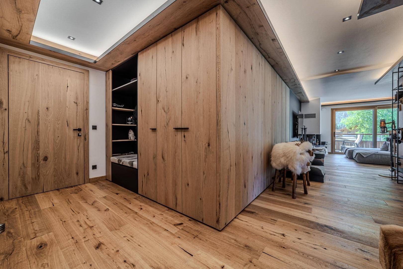 Geräumiger Flur mit Holzwänden, integrierten Schränken und Holzboden.