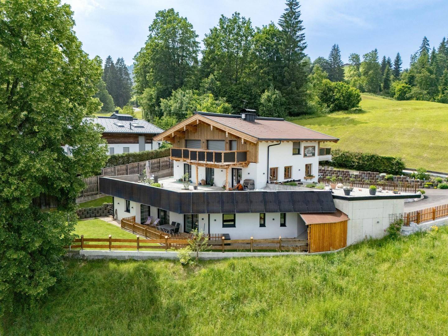 Attraktives Wohnhaus in idyllischer Umgebung mit großzügigen Terrassen und Bergblick.