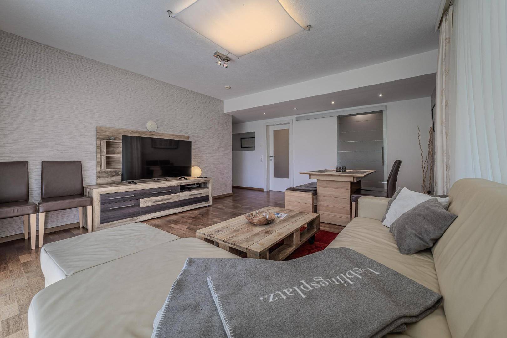 Wohnbereich mit großem Sofa, Couchtisch und Esstisch, bietet viel Platz zum Entspannen.