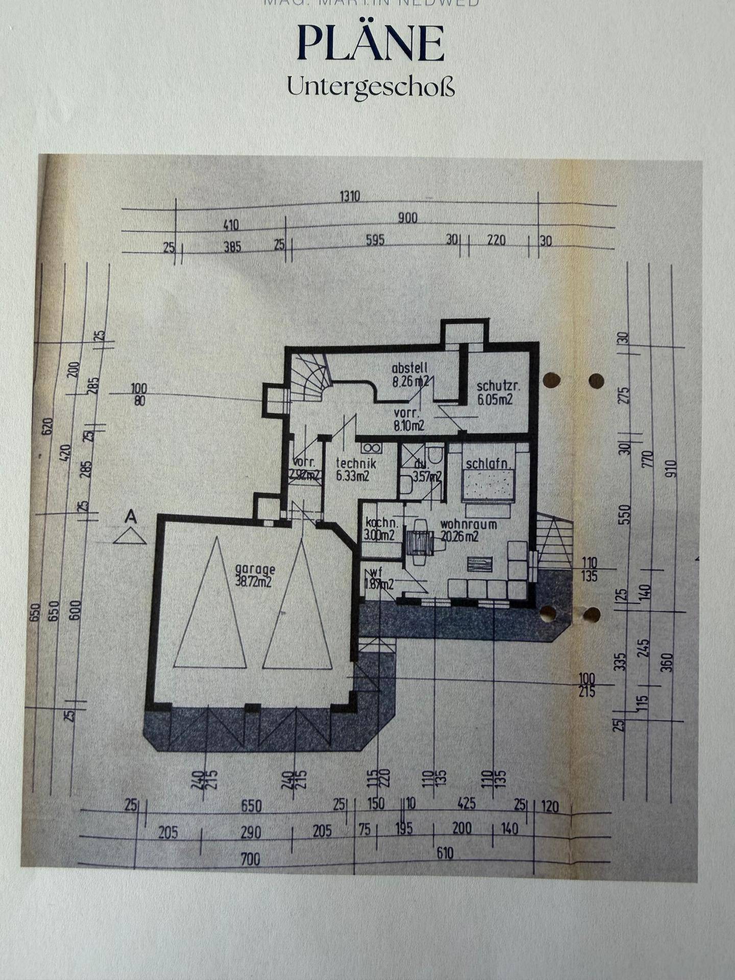 Grundriss des Untergeschosses mit Garage, Schlafzimmer und Abstellräumen.