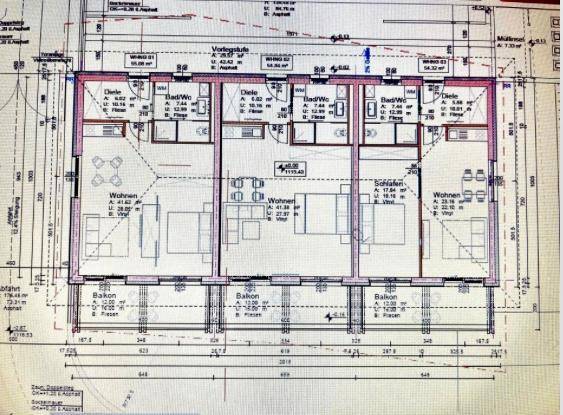 Grundrissplan einer Etage mit mehreren Wohneinheiten, jeweils mit Wohnbereich, Schlafzimmer, Bad und Balkon.
