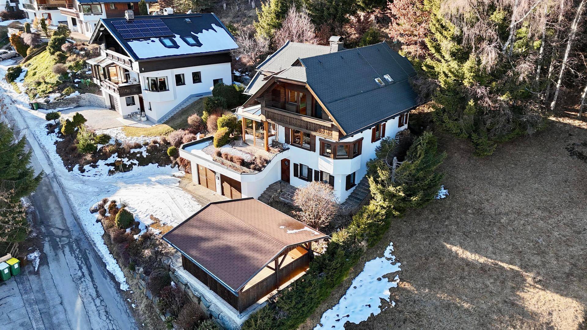 Luftaufnahme des Anwesens mit mehreren Gebäuden und schneebedeckter Umgebung.