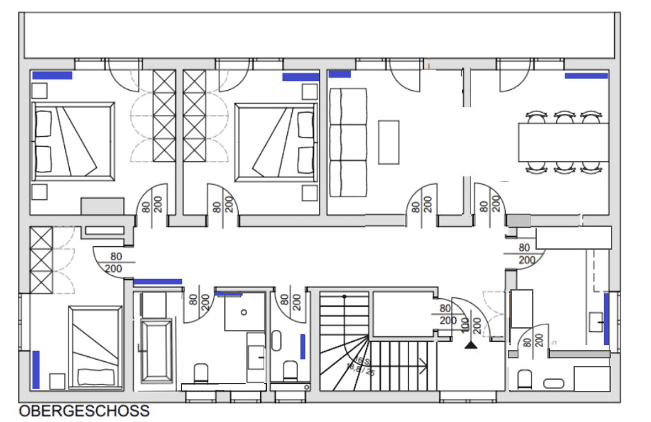 Grundriss des Obergeschosses mit drei Schlafzimmern, zwei Bädern und offenem Wohnbereich.