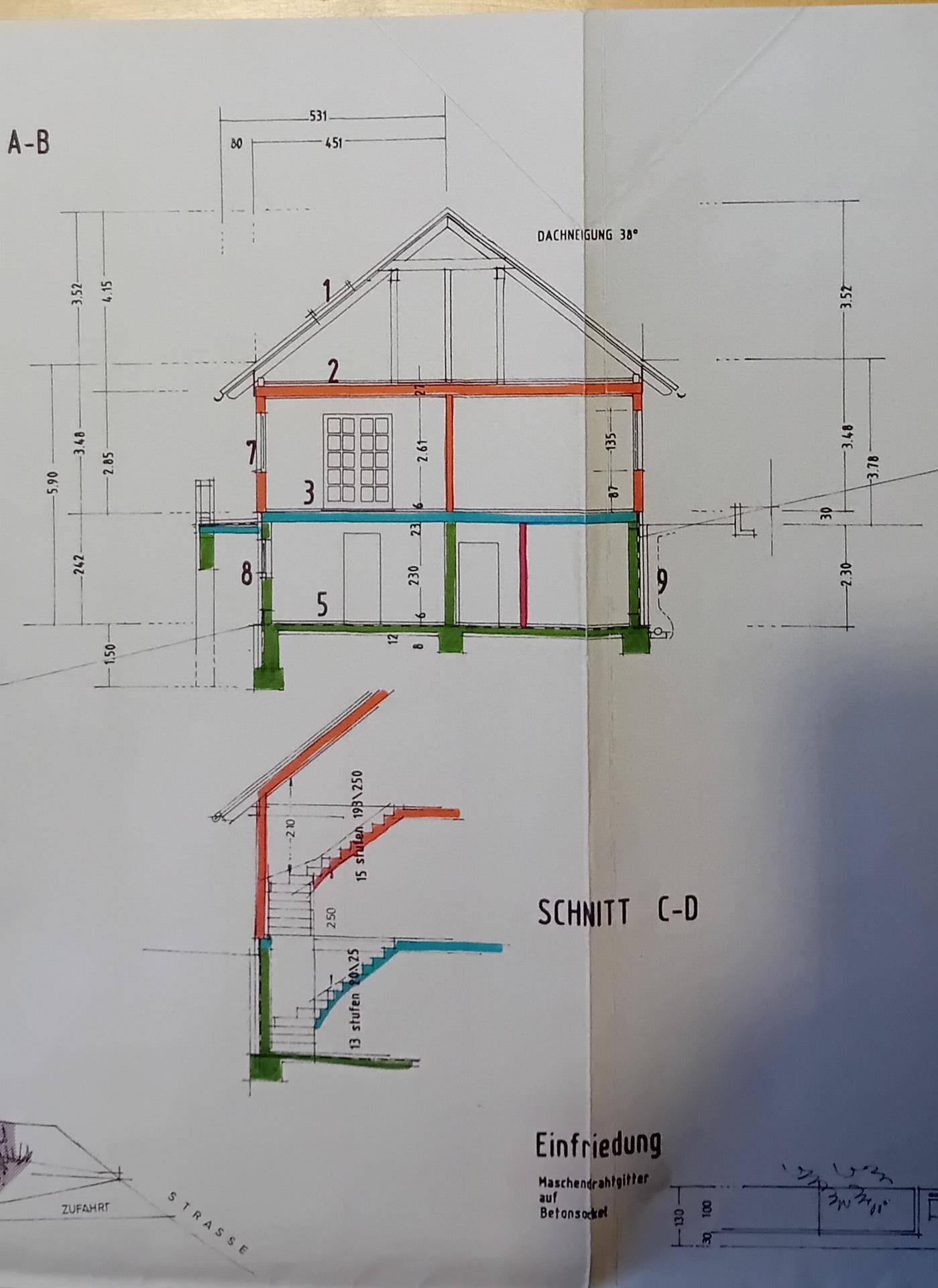Architektonische Schnittzeichnungen des Gebäudes mit detaillierten Höhen- und Breitenmaßen.