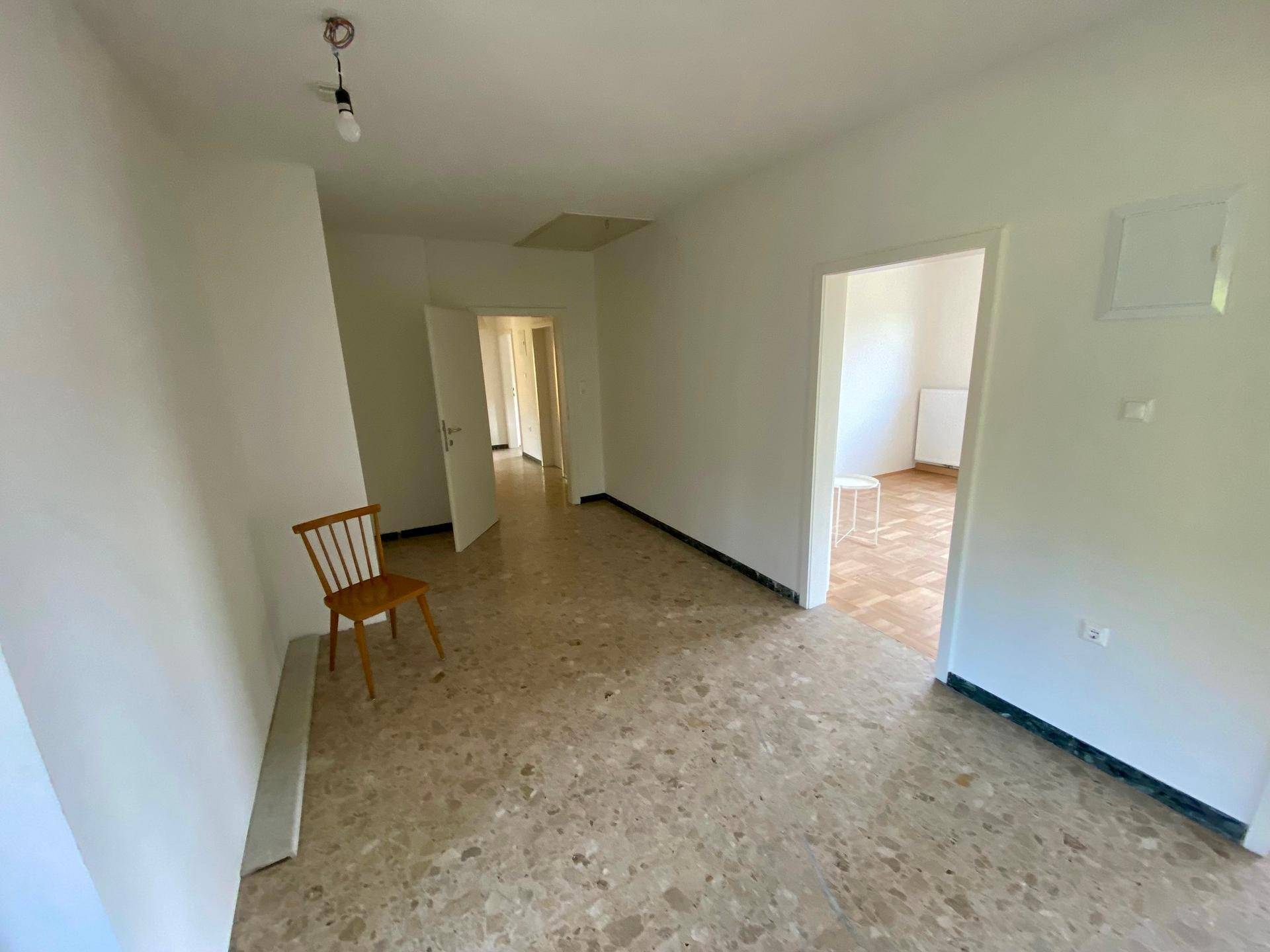 Geräumiger Eingangsbereich mit Fliesenboden und Zugang zu weiteren hellen Zimmern.