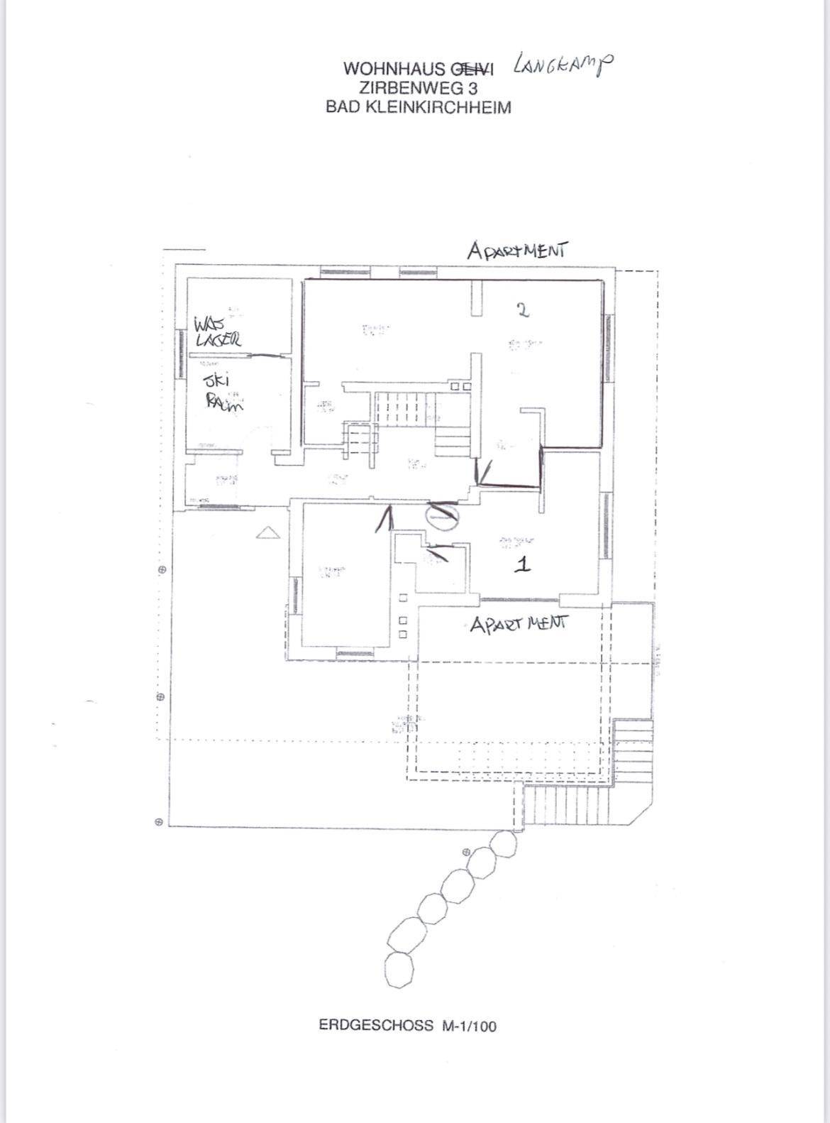 Grundriss des Erdgeschosses mit Apartment 1 und 2, sowie Lager- und Skiraum.