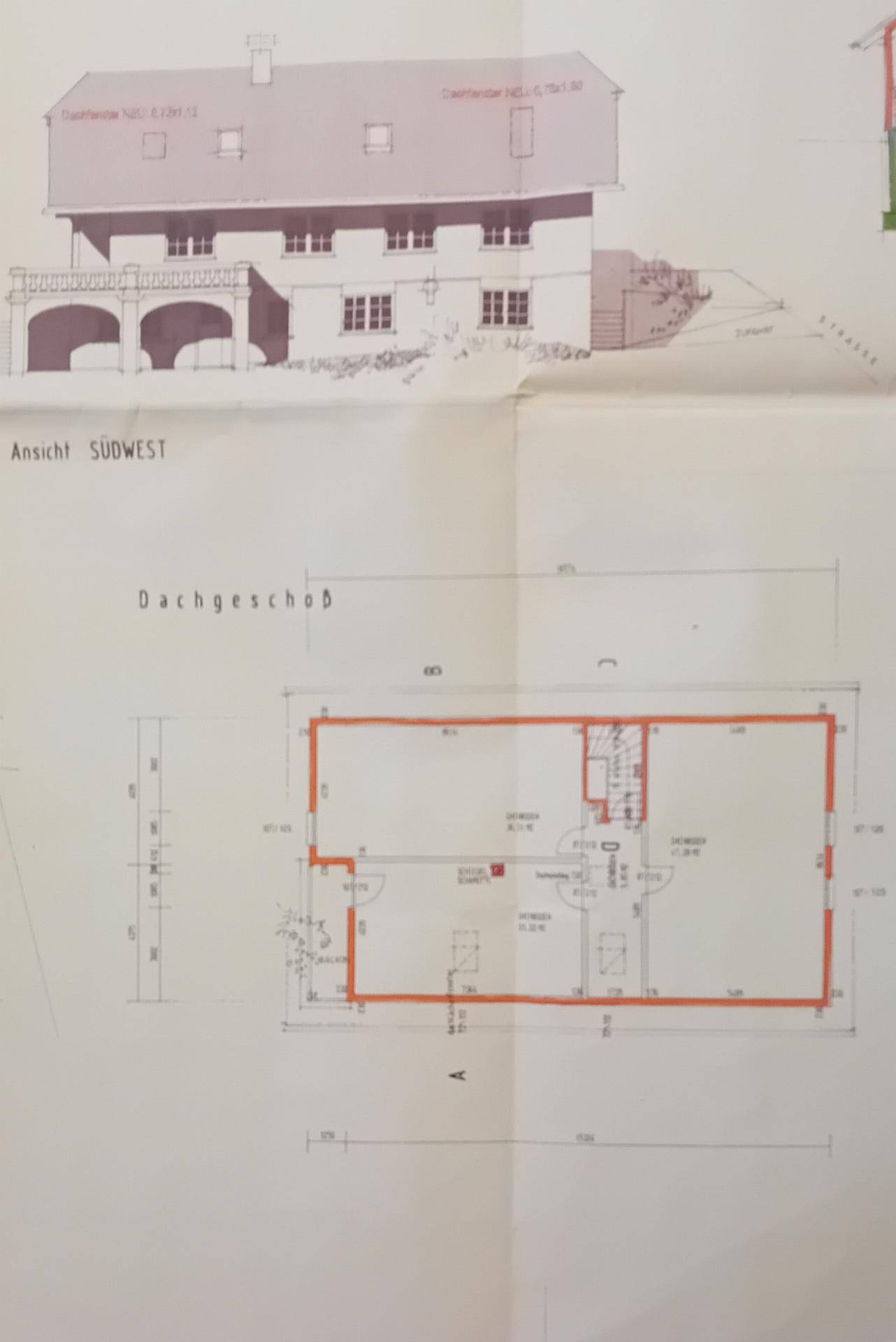 Grundriss des Dachgeschosses mit Südwest-Ansicht des Hauses und detaillierten Raumaufteilungen.
