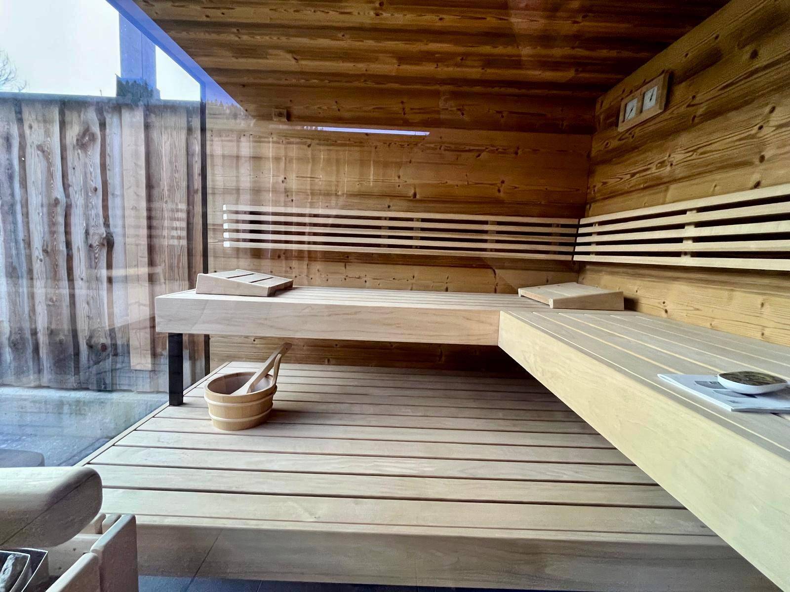 Moderne Sauna mit Holzbänken und Verkleidung, ideal für Entspannung nach einem Skitag.