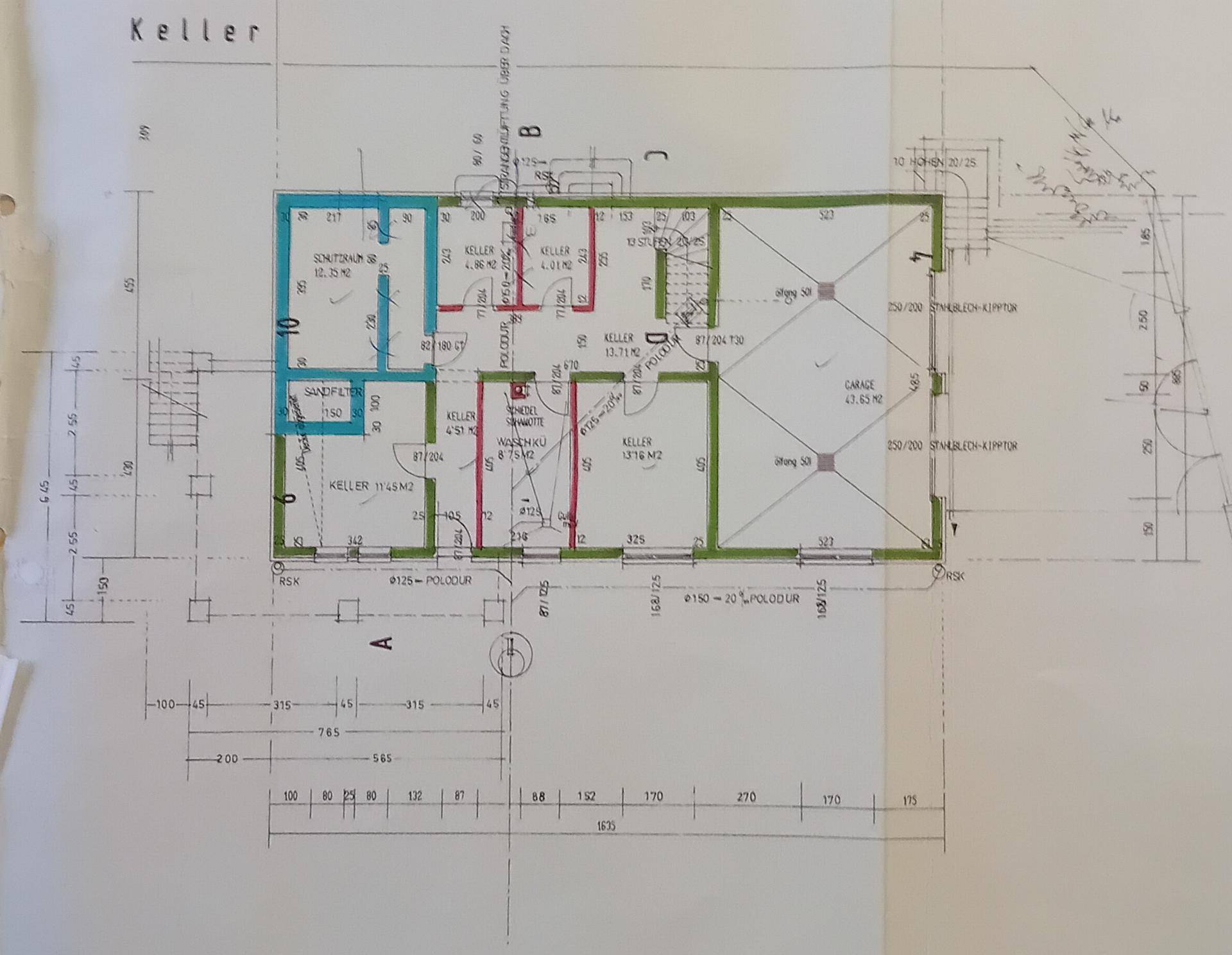 Grundriss des Kellers mit verschiedenen Räumen und der Garage, inklusive Maßen und Aufteilung.