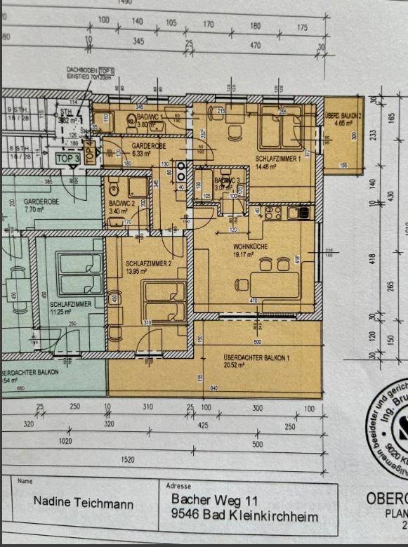 Detaillierter Grundriss eines Obergeschosses mit mehreren Schlafzimmern, Bädern und überdachten Balkonen.