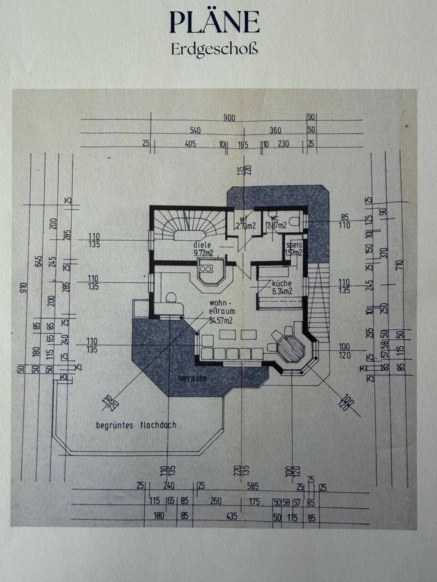 Grundriss des Erdgeschosses mit Wohnbereich, Küche und Terrasse.