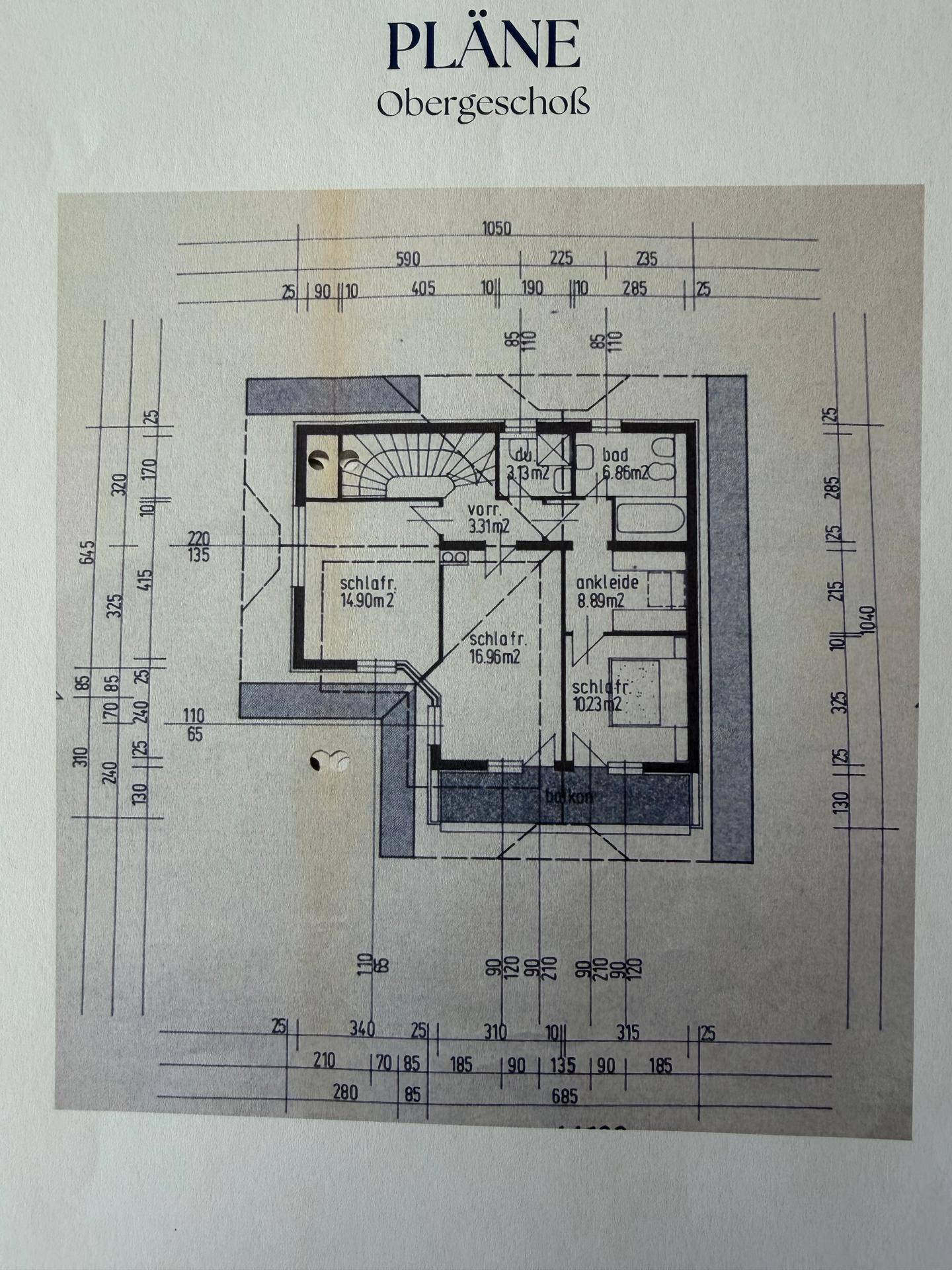 Grundriss des Obergeschosses mit zwei Schlafzimmern, Bad und Ankleide.