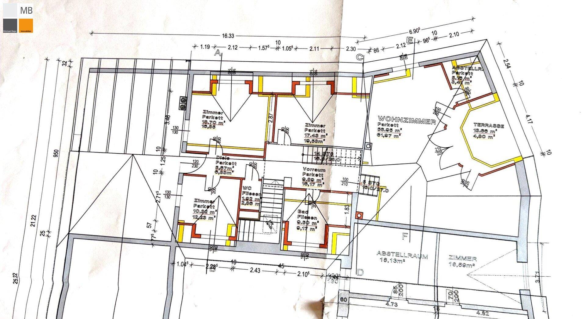 Grundriss des Obergeschosses mit Wohnzimmer, Zimmern und Terrasse.