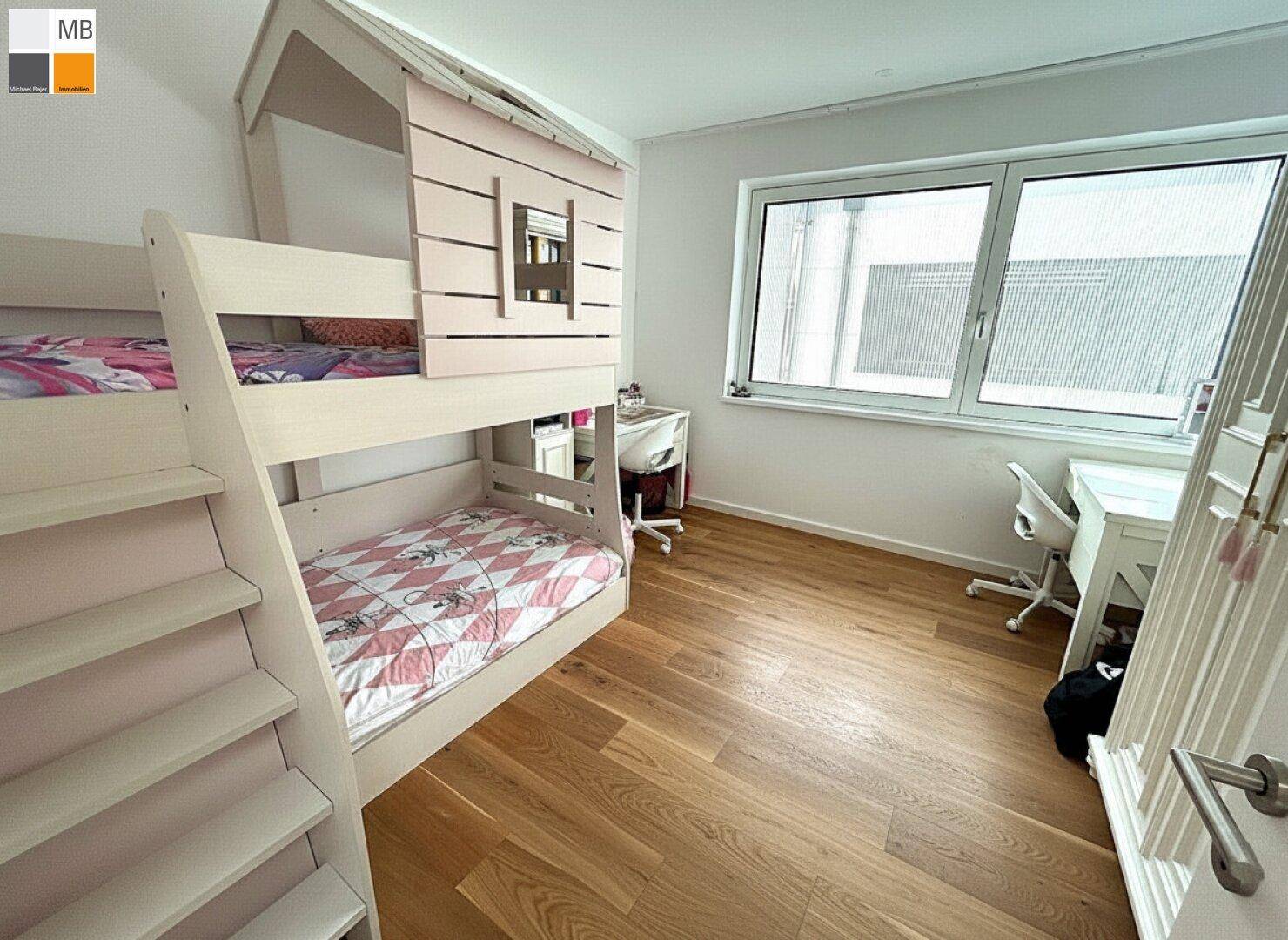 Kinderzimmer mit Etagenbett, Schreibtisch und Holzboden, ideal für Geschwister.