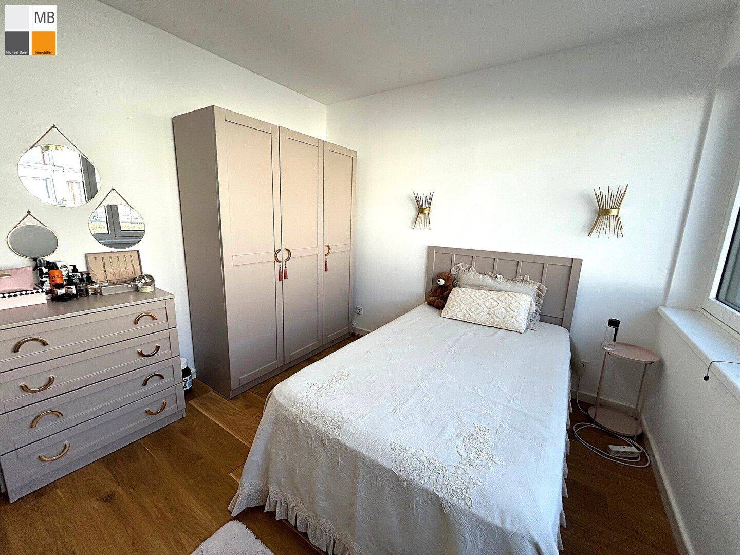 Gemütliches Schlafzimmer mit Einzelbett, Kleiderschrank und moderner Dekoration.