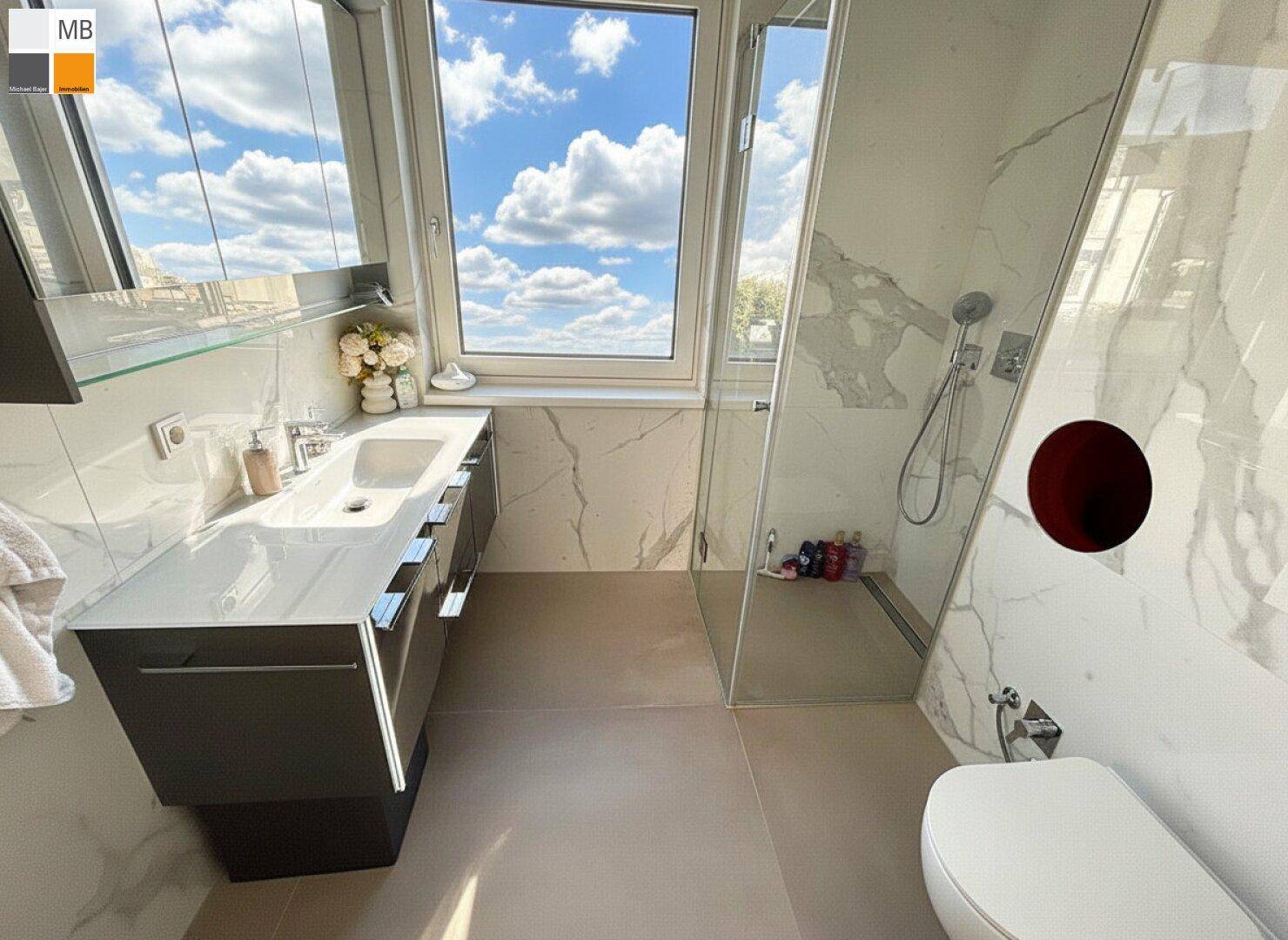 Helles Badezimmer mit Dusche, Waschtisch und WC, modern gestaltet mit viel Tageslicht.