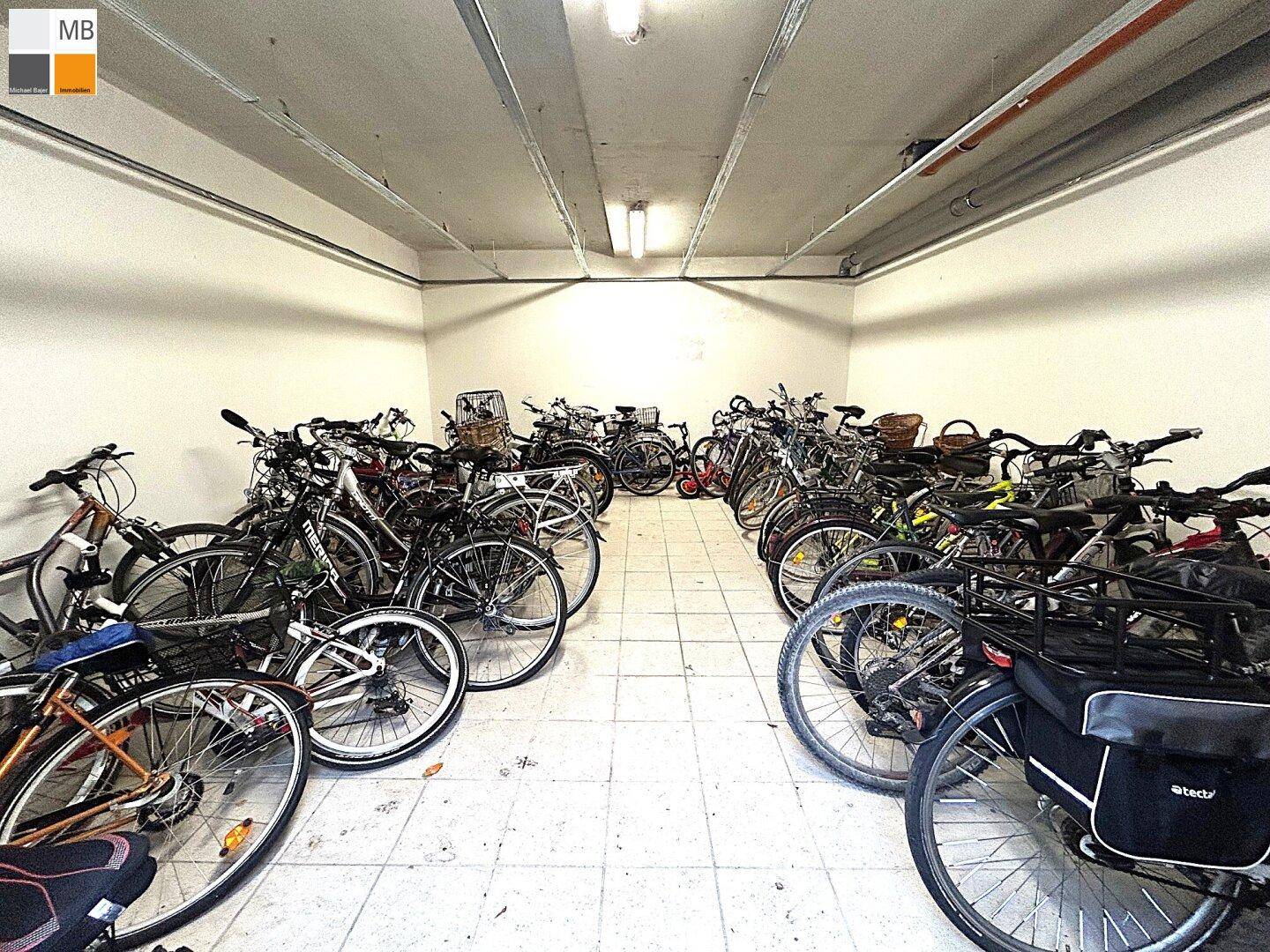 Geräumiger Fahrradraum im Untergeschoss für sichere Aufbewahrung der Fahrräder.