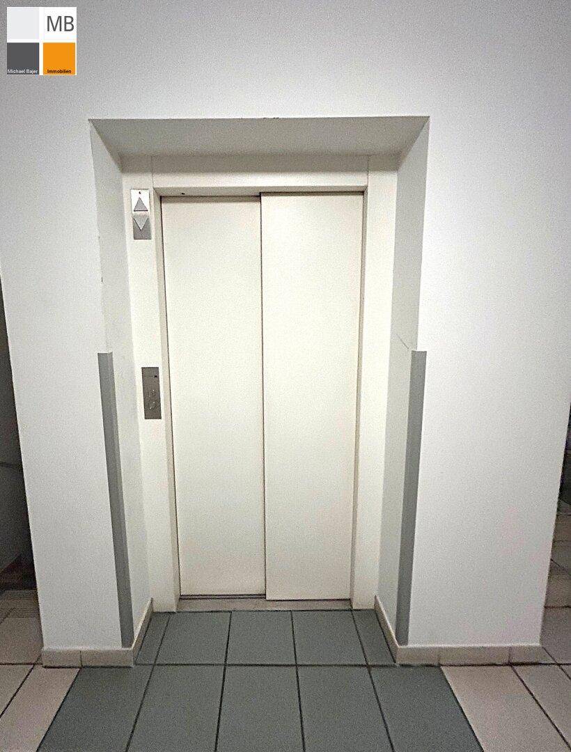 Moderner Aufzug im Gebäude für bequemen Zugang zu allen Etagen.