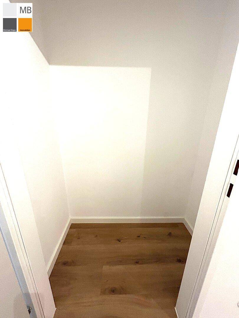 Kleiner Abstellraum mit Laminatboden, ideal für zusätzlichen Stauraum.