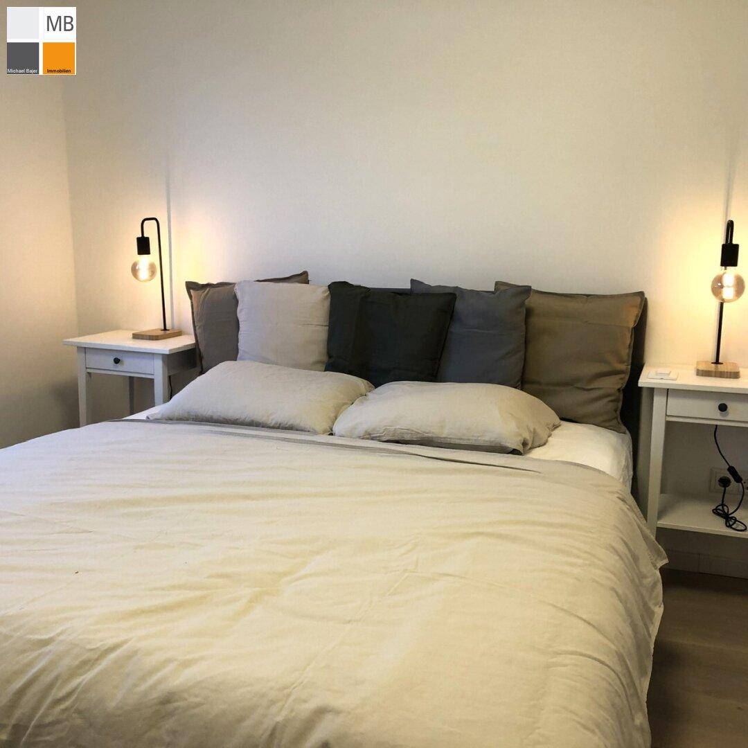 Nahaufnahme des Bettes mit Nachttischen und modernen Lampen im Schlafzimmer.