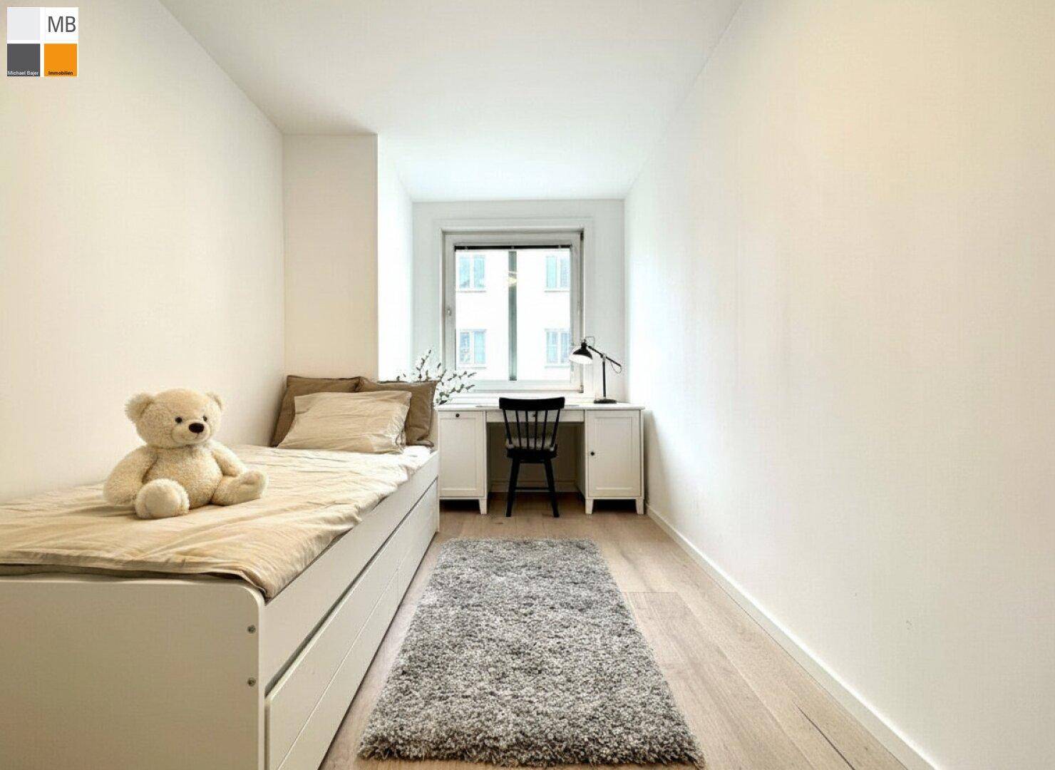 Gemütliches Schlafzimmer mit Einzelbett, Schreibtisch, hellem Holzfußboden und natürlichem Lichteinfall.