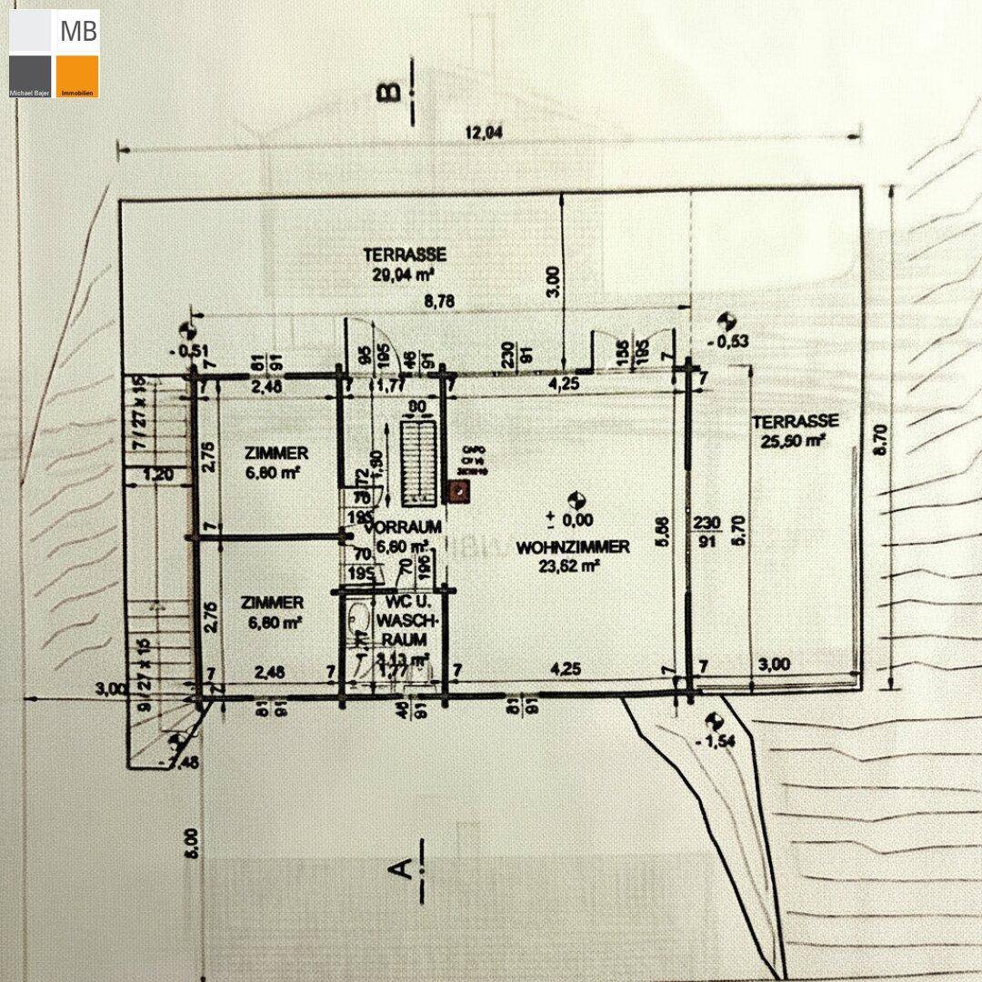 Grundriss des Erdgeschosses mit Wohnzimmer, zwei Zimmern, WC und zwei Terrassen.