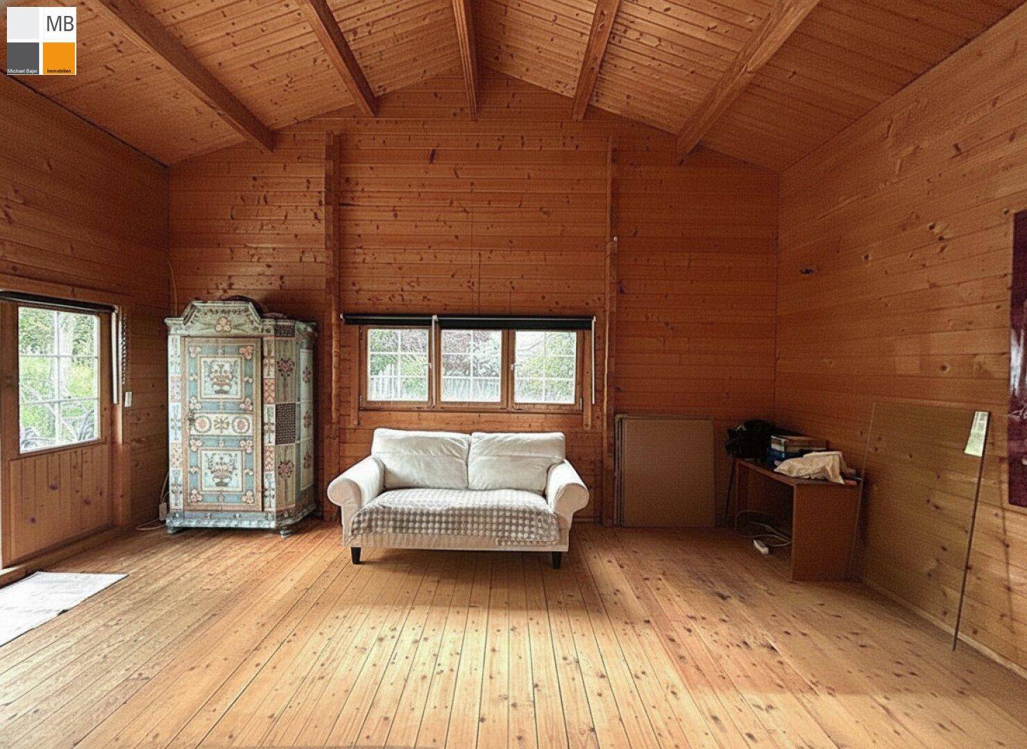 Rustikales Wohnzimmer mit Holzböden, Holzverkleidung und einem traditionellen Kachelofen.