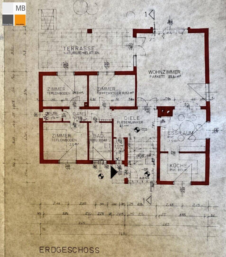 Grundriss des Erdgeschosses mit Wohnzimmer, Essraum, Küche und Terrasse.