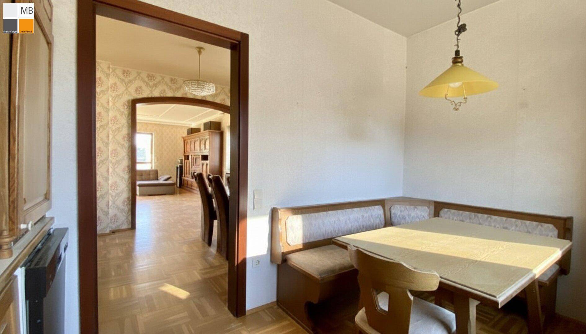 Gemütliche Küche mit Essecke und direktem Zugang zum angrenzenden Esszimmer.
