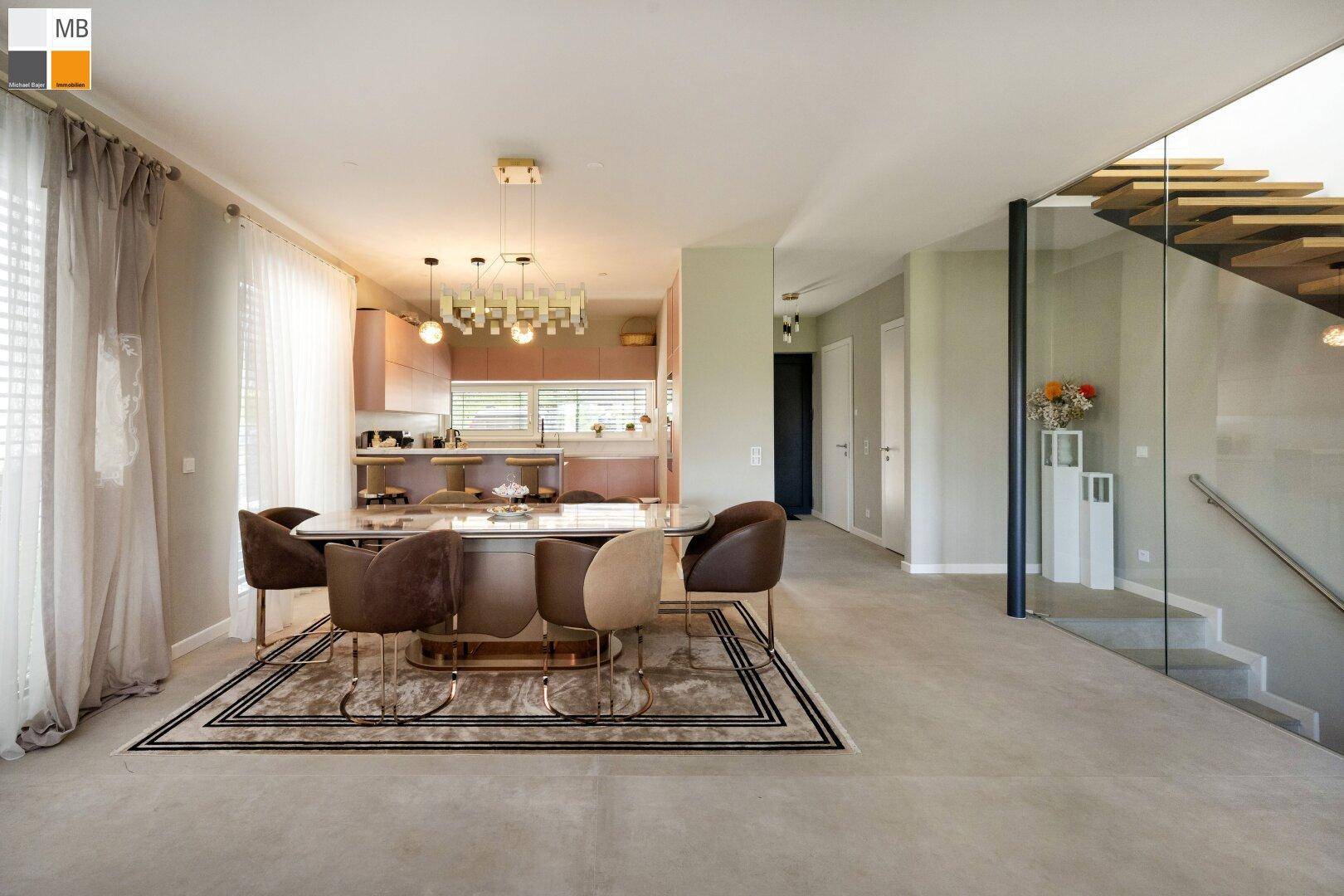 Geräumiger offener Wohnbereich mit Essbereich, moderner Küche und eleganter Treppe.
