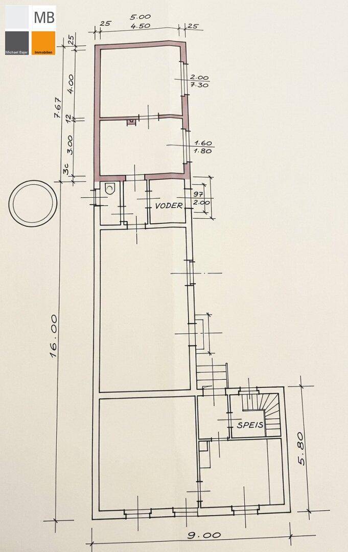 Handgezeichneter Grundriss mit mehreren Räumen, Treppen und Maßen.
