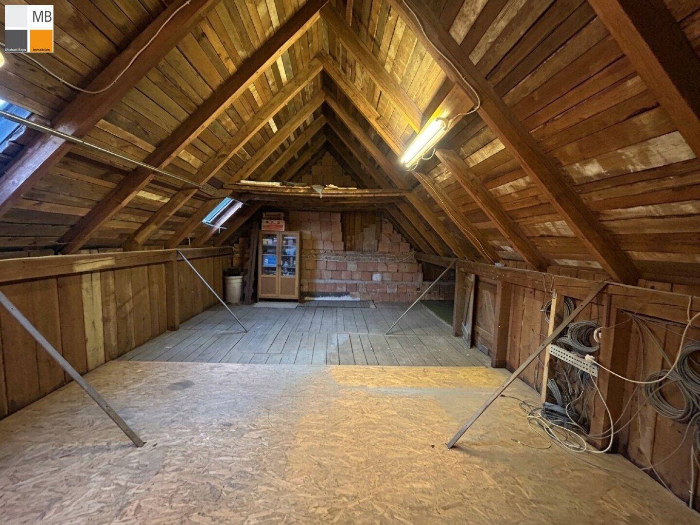 Großer, ausbaufähiger Dachboden mit Holzbalken und viel Potenzial für zusätzlichen Wohnraum.