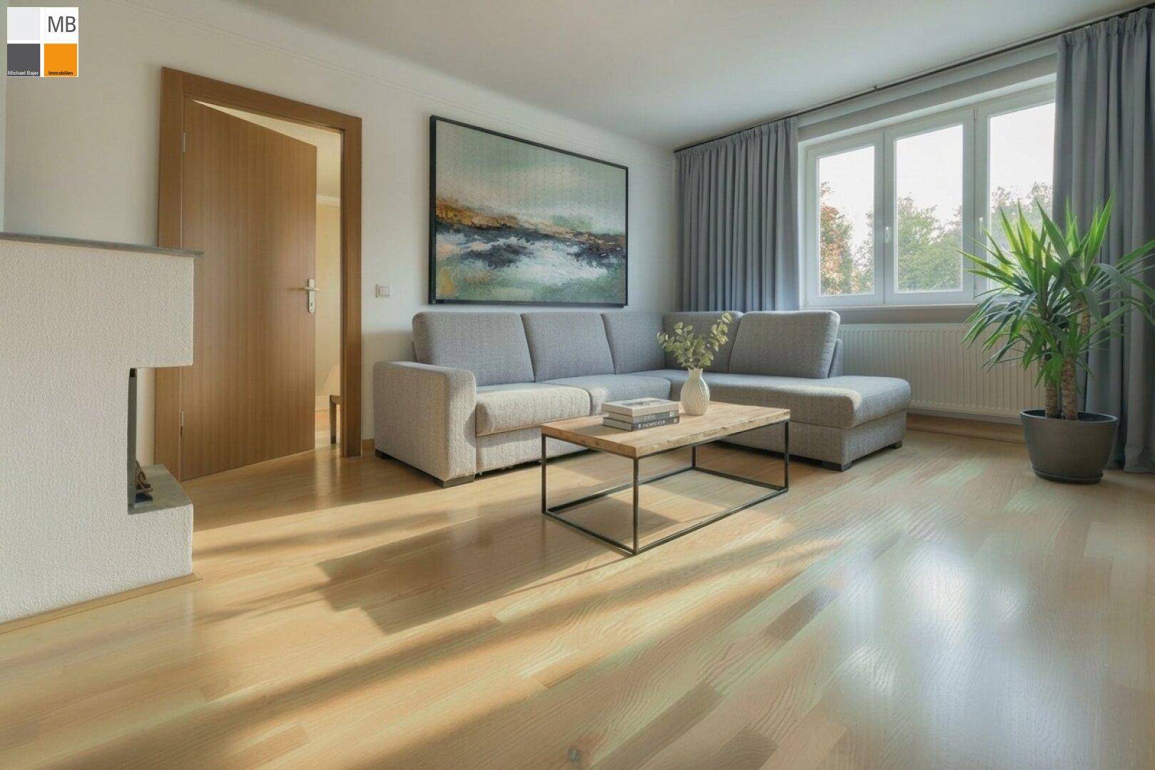 Modern eingerichtetes Wohnzimmer mit hellem Parkettboden, bequemer Couch und Kamin.