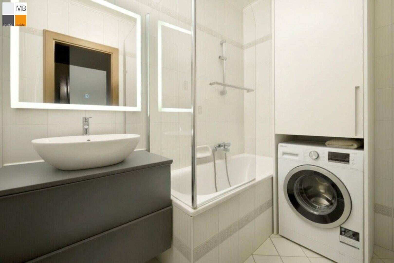Modernisiertes Badezimmer mit Badewanne, Aufsatzwaschbecken und Waschmaschine, hell gefliest.