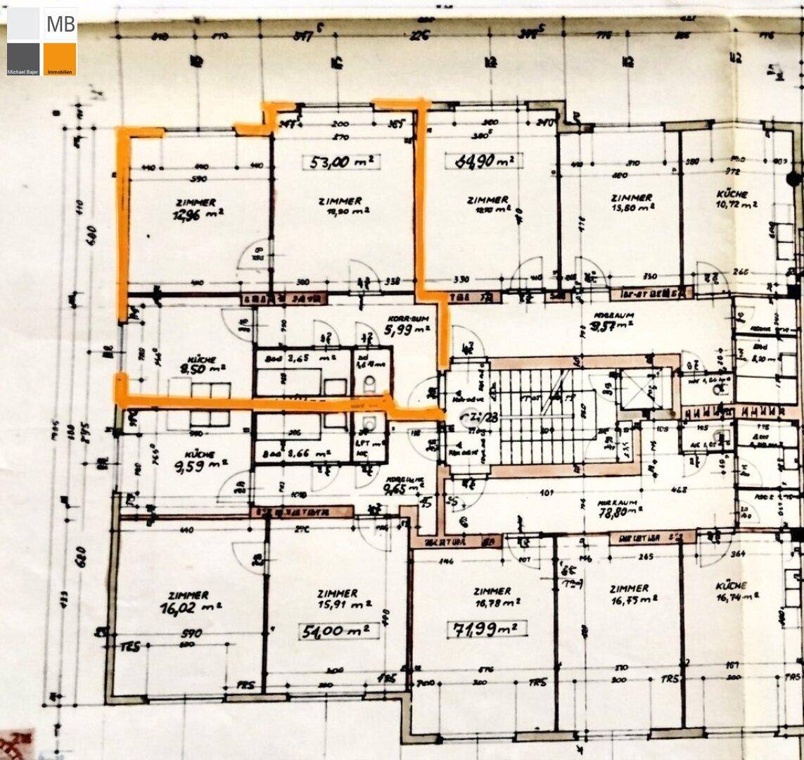 Grundrissplan einer Etage mit mehreren Wohnungen und Flächenangaben in Quadratmetern.