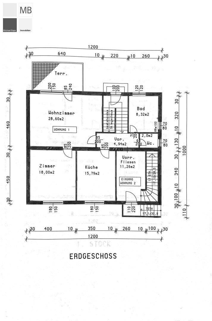 Grundriss des Erdgeschosses zeigt Wohnzimmer, Küche, Bad und eine Terrasse.