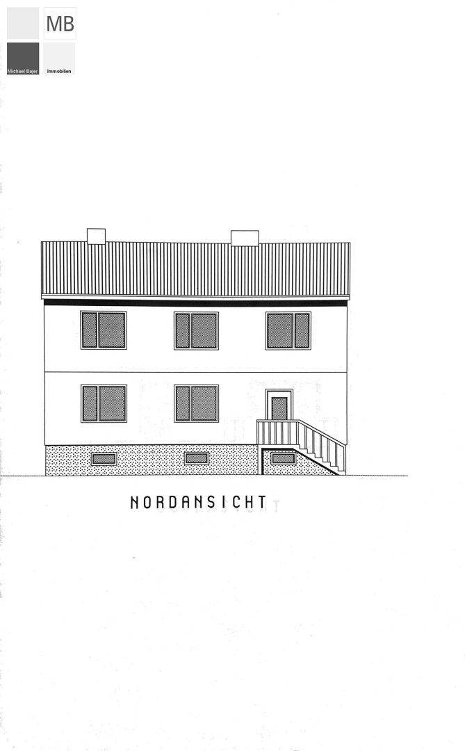 Nordansicht des Gebäudes mit Fenstern und dem Haupteingang.